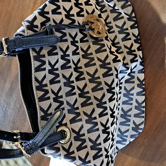 MICHAEL KORS Designer KM Logo Shoulder Bag  Black Trim - Picture 12 of 14